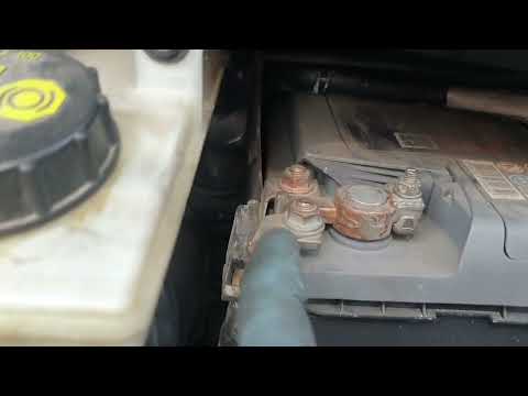 Wie entferne ich die Batterie eines Ford S-Max MK1?