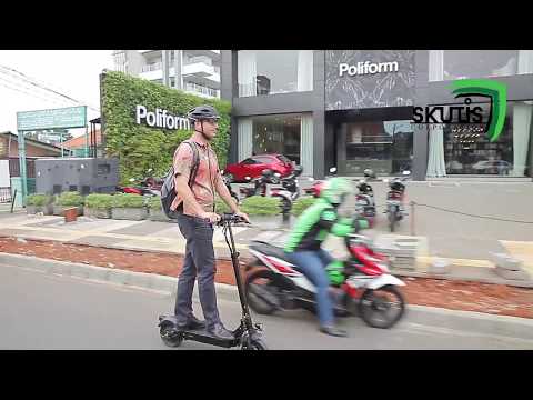Henry Jurgens - CEO of SkutisCorp - Riding Anoa Ex+ skutis/e-scooter in Jakarta
