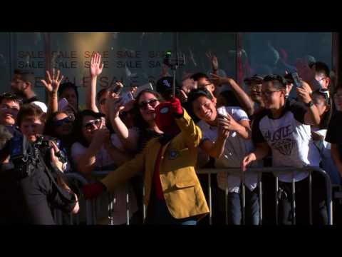 Tom Holland Makes an Entrance at the Spider-Man: Homecoming Red Carpet Premiere - UCvC4D8onUfXzvjTOM-dBfEA