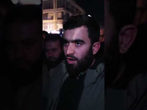 أصحاب البسطات في حي الفرقان يستقبلون قائد الأمن الداخلي في حلب بالورود بعد تجمع يوم أمس