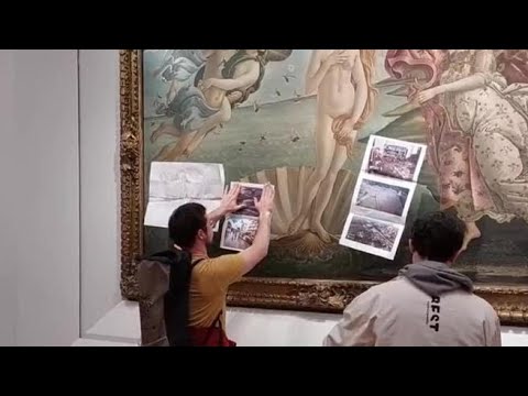 Il video del blitz di Ultima Generazione agli Uffizi di Firenze: ricoperta la teca della Venere...