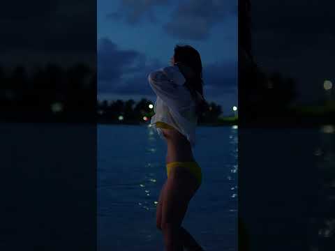 独属于海边的蓝调时刻 最后一条库存 已经在店里打工了 #夏天 #辣妹 #海边  #蓝调时刻 #海边穿搭无不良引导