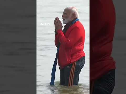 Narendra Modi participa de ritual no Kumbh Mela após tragédia que deixou 30 mortos #shorts