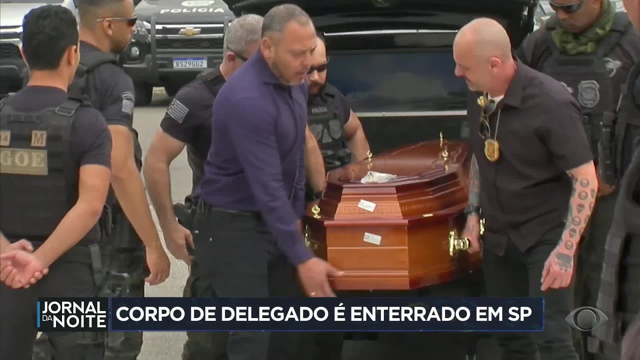 Corpo de delegado executado no litoral é enterrado em SP