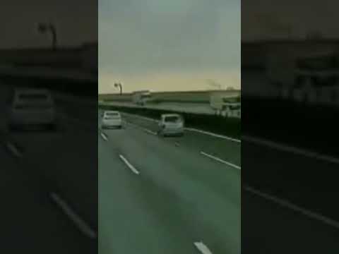 横転寸前　片輪走行・・#shorts #ドライブレコーダー #迷惑運転 #危険運転 #事故