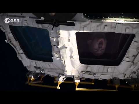 'Windows To Space' + Rising Moon: Outside Space Station | Time-Lapse Video - UCVTomc35agH1SM6kCKzwW_g