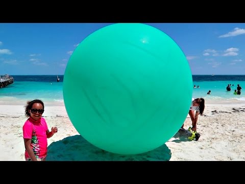 Giant Balloon Toy Surprise On The Beach - Shopkins - Hello Kitty - Disney Toys Opening - UC6sSkkemzPjmrzS0Y0V_2zw