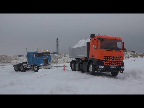 ГРУЗОВИК ЗАСТРЯЛ В СНЕГУ ... Вытаскиваем экскаватором ... RC Tamiya trucks and excavator - UCX2-frpuBe3e99K7lDQxT7Q