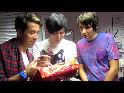 AmazingPhil and danisnotonfire's Cabaret Diary Pt 2 - Fun and Filth: Day 2 - UC-FQUIVQ-bZiefzBiQAa8Fw