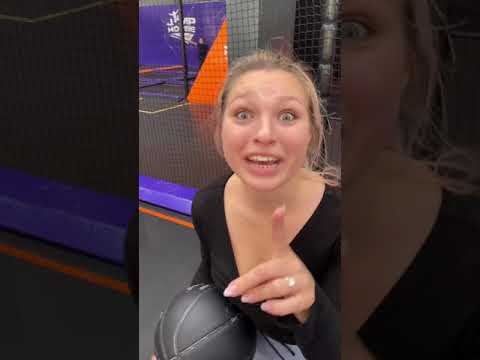 Lucy muss Oberkörper FREI im Trampolin Park springen?😳 #shorts