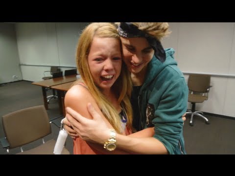 Justin Bieber Surprises Lucky Fans! | Just Dance 4 - UChIjW4BWKLqpojTrS_tX0mg