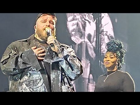 Teddy Swims live ; Black & White.