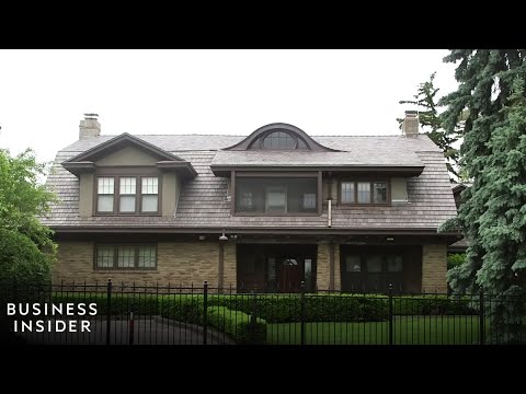 Warren Buffett lives in a modest $652K house - UCcyq283he07B7_KUX07mmtA