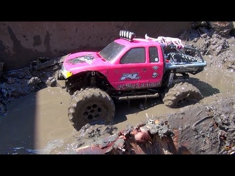 RC ADVENTURES - Muddy Momma helps make an RC MUD PiT! Will 4X4 PiNKY GET STUCK?! - UCxcjVHL-2o3D6Q9esu05a1Q