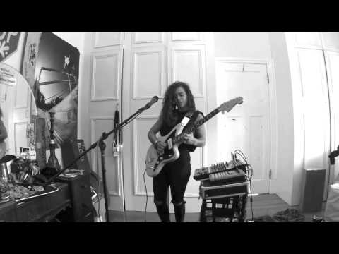 TASH SULTANA - NOTION (LIVE BEDROOM RECORDING) - UCdXHuzr3AS3iyPxKSBK15oQ