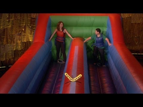 Ellie Kemper and Rico Rodriguez Play Boomerang Blitz! - UCp0hYYBW6IMayGgR-WeoCvQ