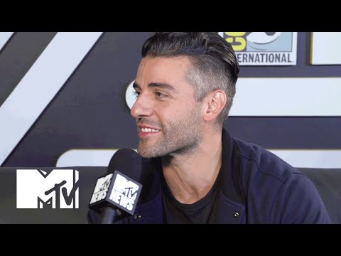 Oscar Isaac Reveals 4 Fun Facts About 'Star Wars: The Force Awakens' | Comic-Con 2015 - UCxAICW_LdkfFYwTqTHHE0vg
