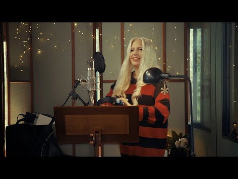 Lady Gaga - Santa Claus Is Coming to Town (Live Studio Clip)
