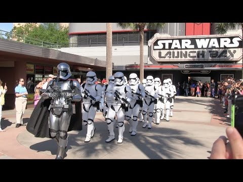 Captain Phasma leads First Order Stormtroopers in march at Hollywood Studios - UCFpI4b_m-449cePVasc2_8g