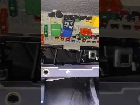 Nell' Opel Astra g, i fusibili interni dove sono collocati?