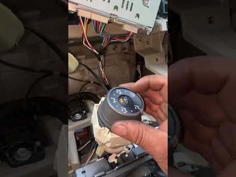 Come smontare i comandi del climatizzatore della Toyota Corolla