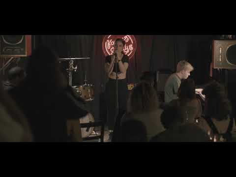 Lola Young - Blind Love (Live at Kansas Smitty's)