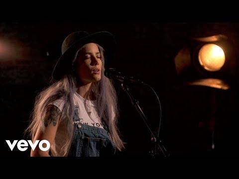 Halsey - Hurricane - Vevo dscvr (Live) - UC2pmfLm7iq6Ov1UwYrWYkZA