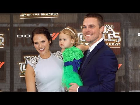 WATCH: Stephen Amell's Adorable Daughter Takes Over the 'Teenage Mutant Ninjas Turtles 2' Carpet - UCdtXPiqI2cLorKaPrfpKc4g