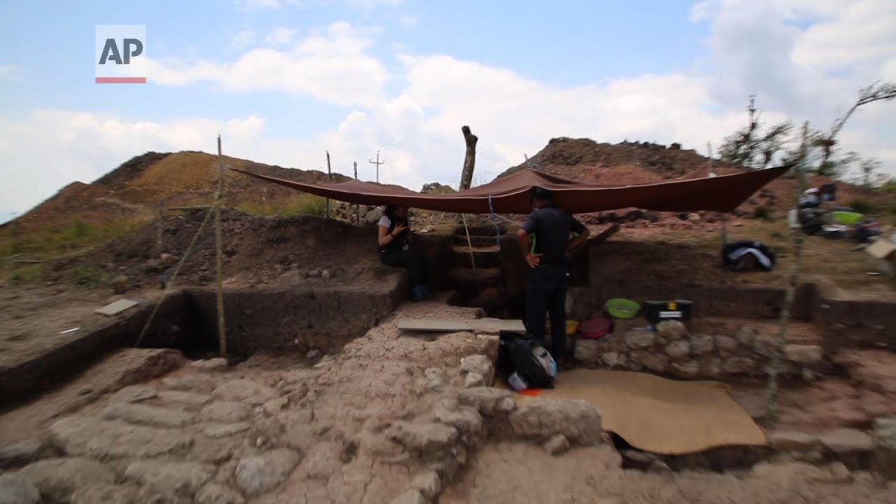 Scientists unearth ancient tomb in Peru