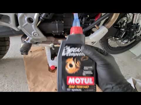 Come Si Sostituisce L Olio Del Cambio Della Moto Guzzi V85TT