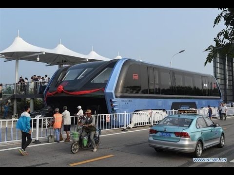 Massive car-straddling bus completes test journey in China (Tomorrow Daily 402) - UCOmcA3f_RrH6b9NmcNa4tdg