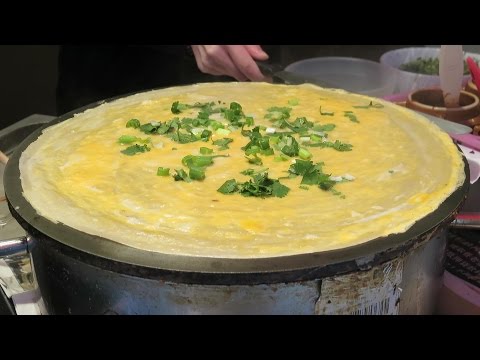 London Street Food. China Style Pancake with Eggs seen in Chinatown - UCdNO3SSyxVGqW-xKmIVv9pQ