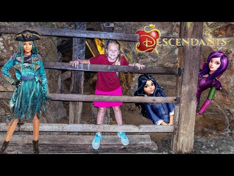 DESCENDANTS 2  Evie and Mal Trapped in a Mine and Saved by the Assistant - UC44eGZ76AJLHAxPaJ_MW2RA