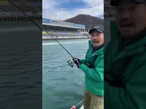 BOAT RACEで釣りしていたらボートに釣り針引っ掛かる