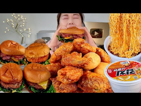 LIVE ) 햄버거 4종🍔 교촌 허니콤보 후식 컵라면 먹을게요 :) hamburger , chicken , Ramen MUKBANG