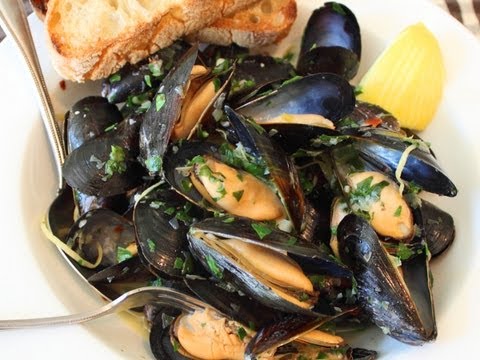 Drunken Mussels Recipe - Mussels Steamed in a Garlic, Lemon & Wine Broth - UCRIZtPl9nb9RiXc9btSTQNw