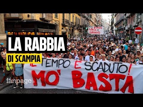 Gli sfollati di Scampia protestano per le strade di Napoli: "Soluzioni o restiamo nell'Università"