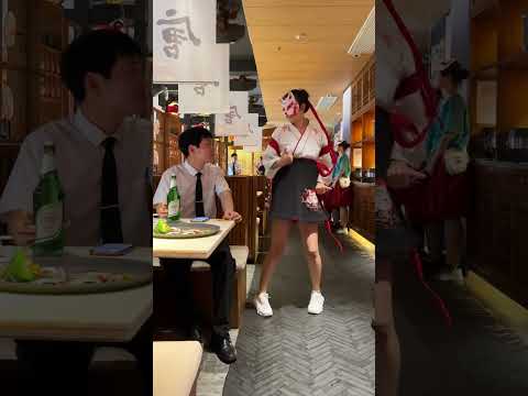 后面服务员都看👀惊呆了😱#全网最帅开瓶猫