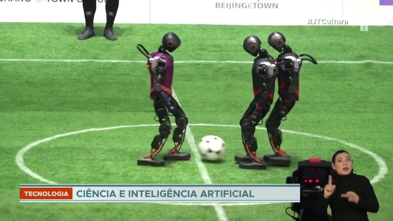 Robôs jogadores de futebol são destaque em exposição de tecnologia na China