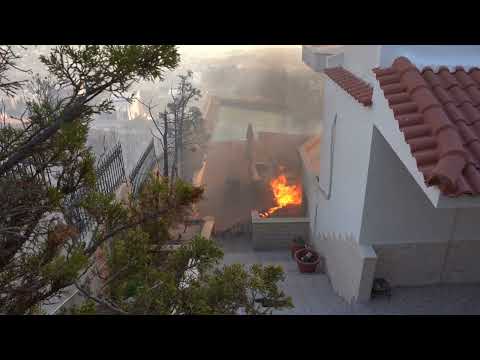 Η φωτιά μέσα στην αυλή σπιτιού στο Πανόραμα Σαρωνίδας