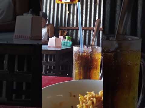 ăn mì trộn cá chả