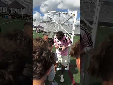 Todos quieren tener la firma de Messi 🤩⚽️ (Vía @westoncupshowcase/IG) #shorts | ESPN Deportes