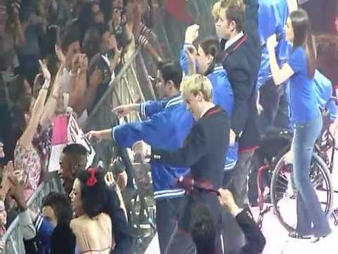 Glee live @ O2 Somebody to love HD!