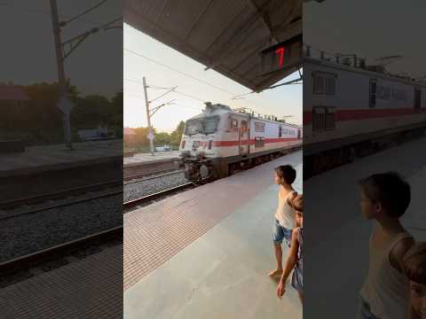 #railway #train #indianrailways #ytshorts ट्रेन के🚂 चैन⛓️खिचने से ट्रेन क्यों रुकती है ! #short