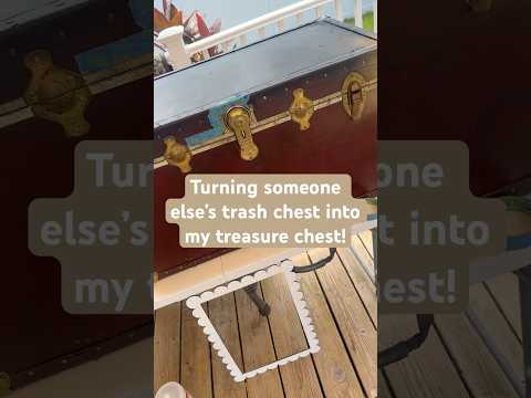 Who says you can’t paint leather? This Rustoleum Door & Trim paint helped me upgrade this chest!