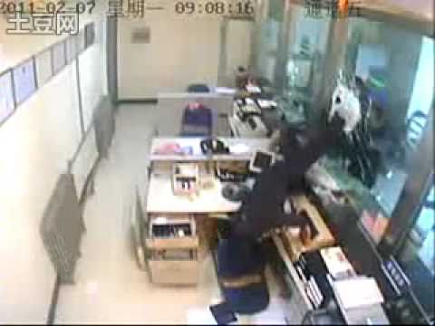 史上最淡定银行劫匪！Most Hilarious Chinese Bank Robber ever！