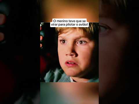 O menino teve que se virar para pilotar o avião...