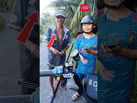 Hành động ngưỡng mộ của cậu bé nhỏ: