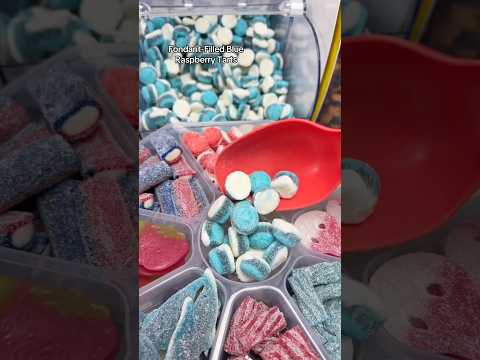 🍓🟦Let’s make a BLUE RASPBERRY VS STRAWBERRY Candy Platter! Blue razz or strawb?!🟦🍓 #shorts