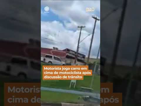 Motorista joga carro em cima de motociclista após discussão de trânsito #FalaBrasil #Shorts